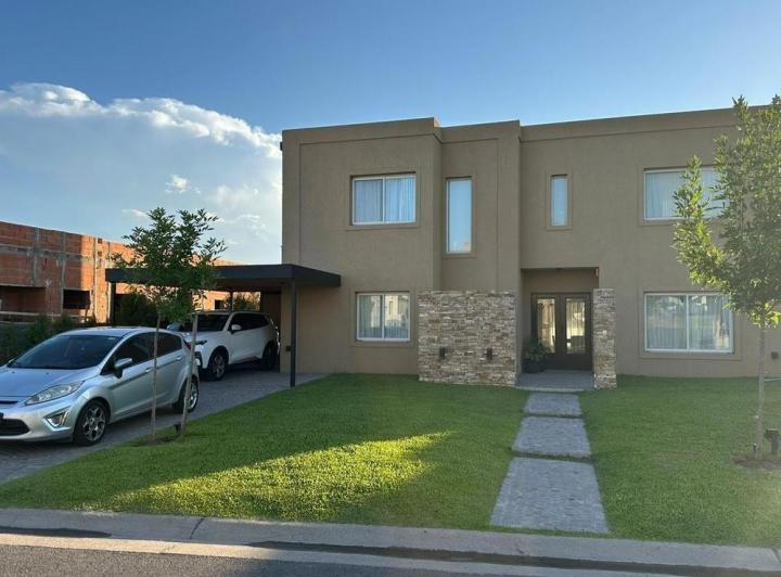 Casa · 195m² · 4 Ambientes · 2 Cocheras