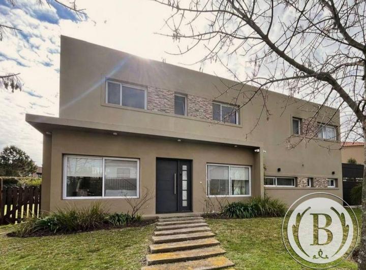 Casa · 184m² · 4 Ambientes · 1 Cochera
