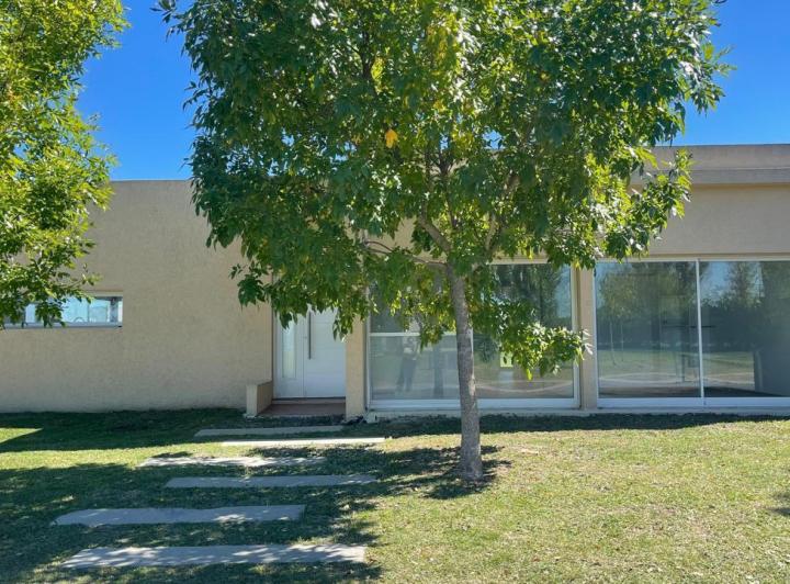 Casa · 880m² · 4 Ambientes · 4 Cocheras