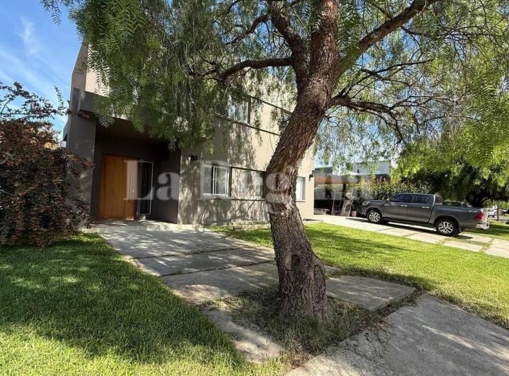 Casa · 220m² · 5 Ambientes · 1 Cochera