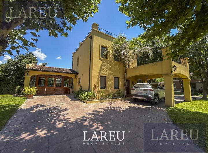 Casa · 220m² · 5 Ambientes · 2 Cocheras