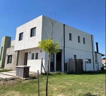 Casa · 200m² · 4 Ambientes · 2 Cocheras