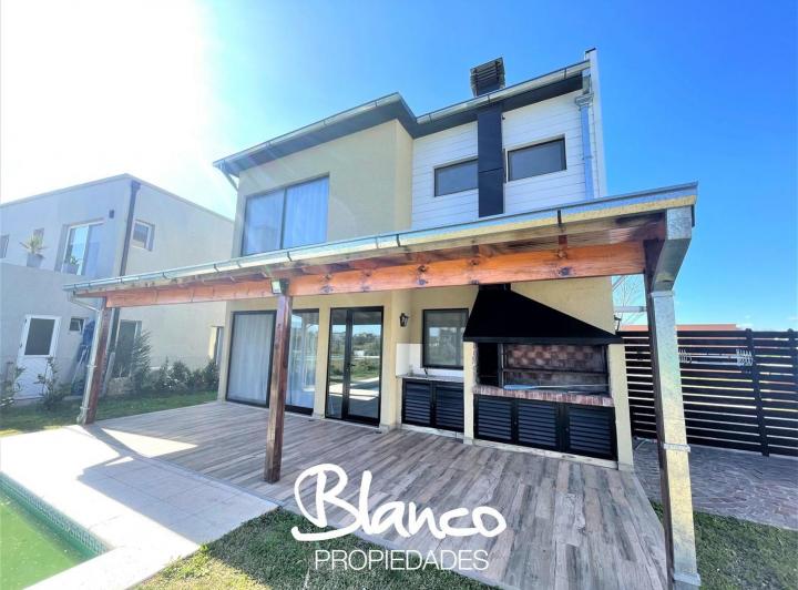 Casa · 132m² · 4 Ambientes · 2 Cocheras