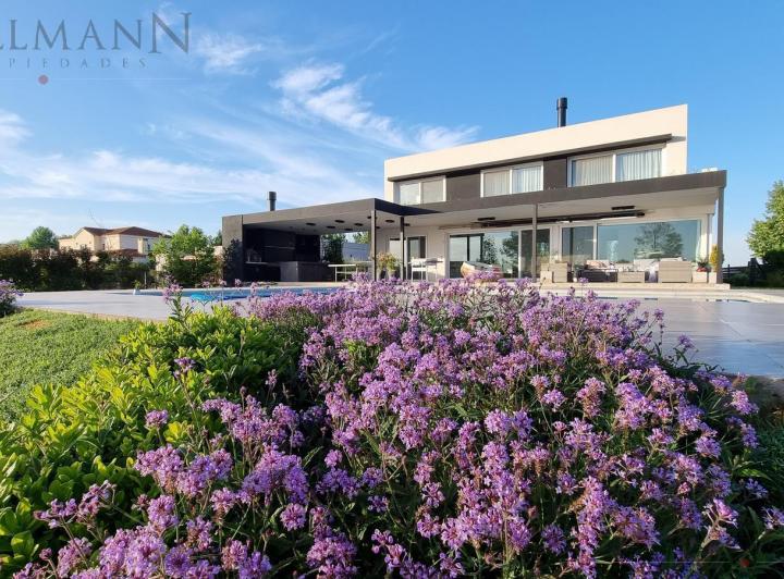 Casa · 238m² · 5 Ambientes · 2 Cocheras