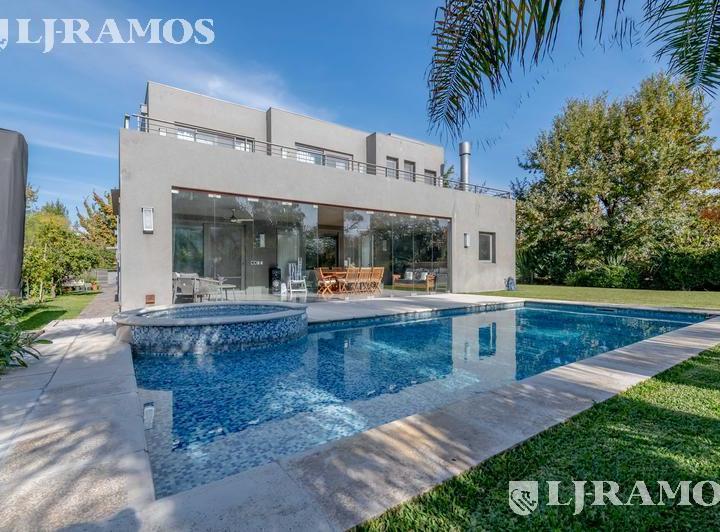 Casa · 827m² · 5 Ambientes · 2 Cocheras