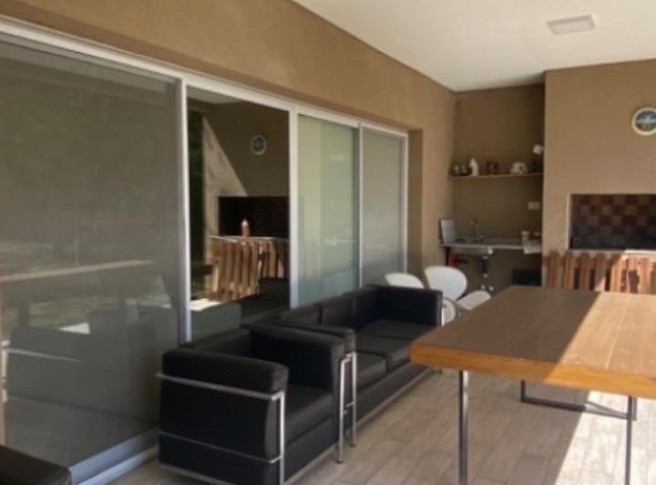 Casa · 129m² · 5 Ambientes · 2 Cocheras