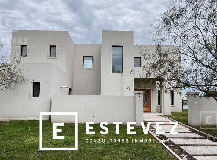 Casa · 226m² · 6 Ambientes · 2 Cocheras