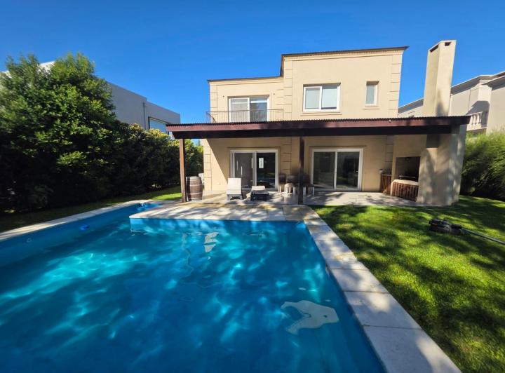 Casa · 200m² · 5 Ambientes · 4 Cocheras