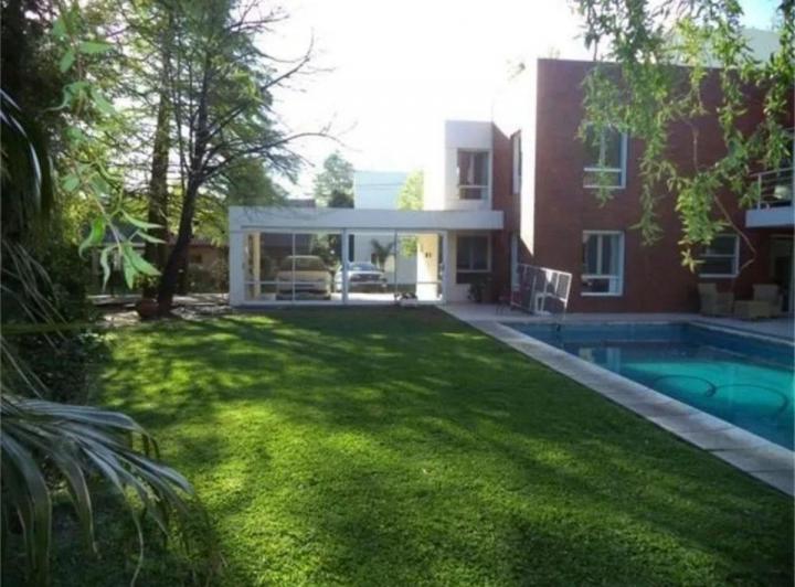 Casa · 300m² · 4 Ambientes · 1 Cochera