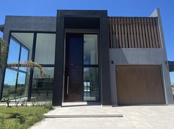Casa · 460m² · 6 Ambientes · 2 Cocheras