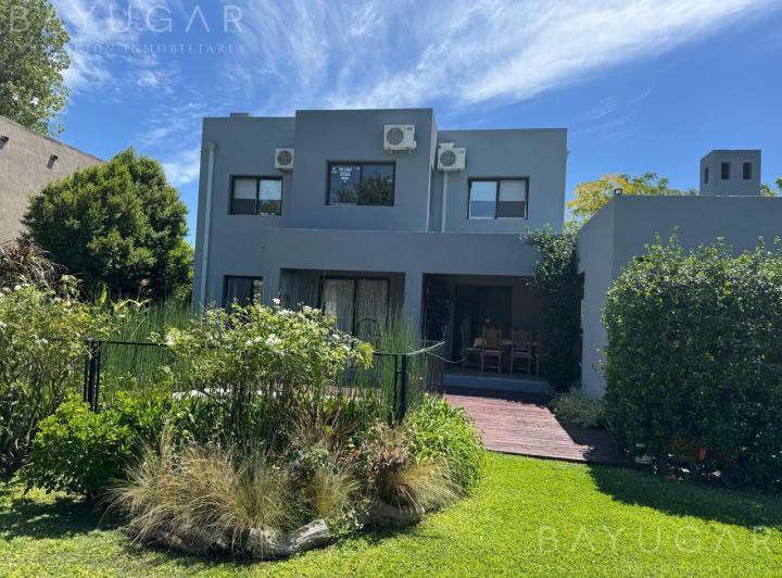 Casa · 158m² · 4 Ambientes · 4 Cocheras