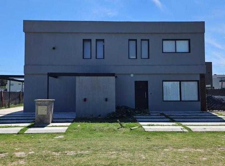 Casa · 120m² · 4 Ambientes · 4 Cocheras