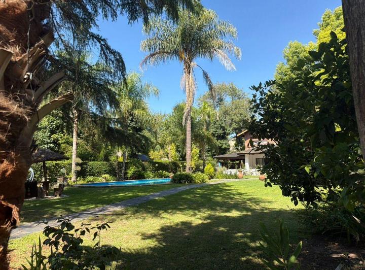 Casa · 250m² · 5 Ambientes · 10 Cocheras