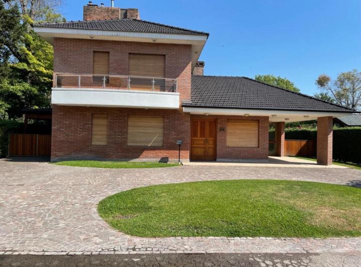 Casa · 338m² · 4 Ambientes · 3 Cocheras