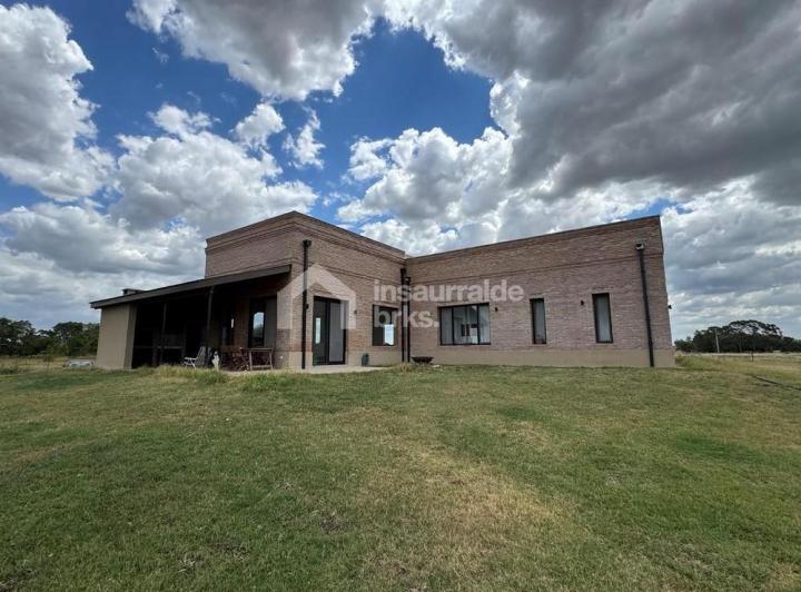 Casa · 225m² · 3 Ambientes · 1 Cochera