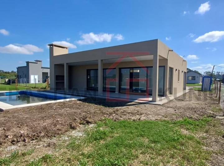 Casa · 140m² · 4 Ambientes · 3 Cocheras