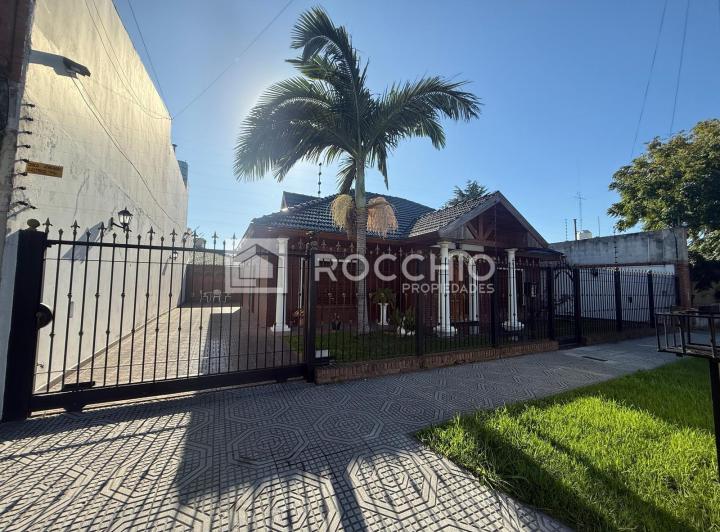 Casa · 250m² · 3 Ambientes · 7 Cocheras