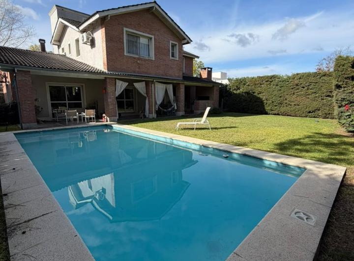 Casa · 197m² · 3 Dormitorios · 6 Cocheras