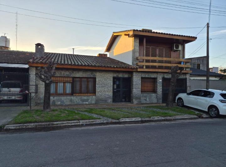 Casa · 170m² · 4 Ambientes · 1 Cochera
