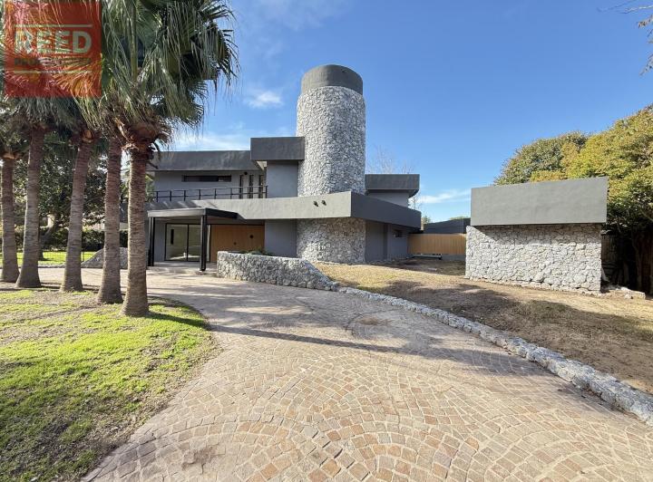 Casa · 411m² · 7 Ambientes · 3 Cocheras