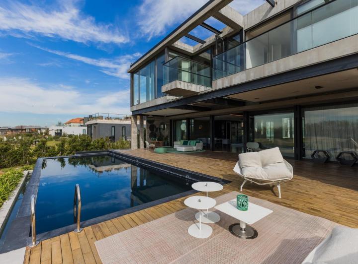 Casa · 487m² · 11 Ambientes · 2 Cocheras