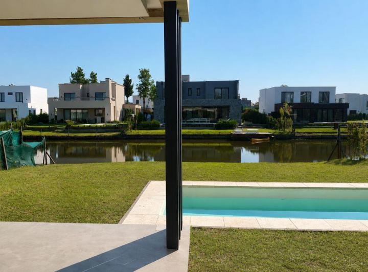 Casa · 230m² · 5 Ambientes · 2 Cocheras