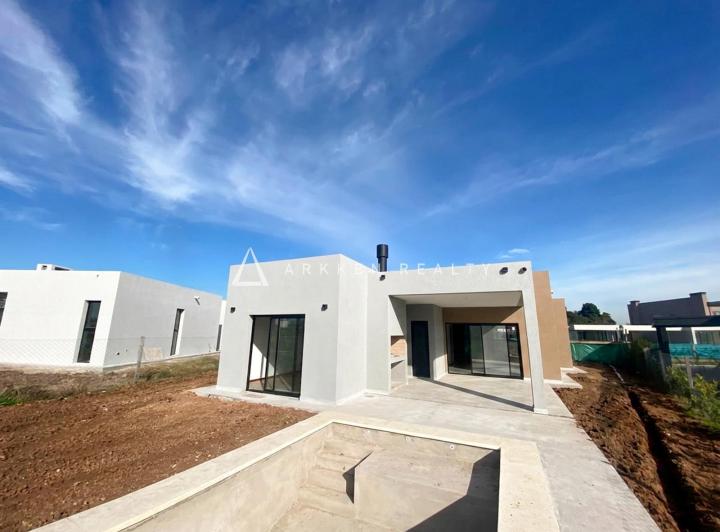 Casa · 158m² · 4 Ambientes · 2 Cocheras