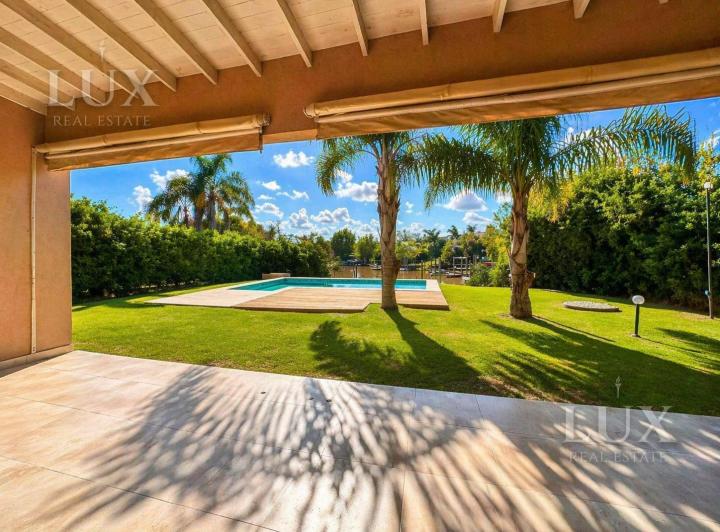 Casa · 200m² · 5 Ambientes · 4 Cocheras