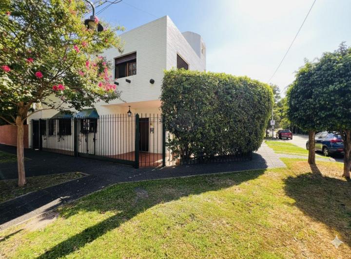 Casa · 164m² · 4 Ambientes · 2 Cocheras