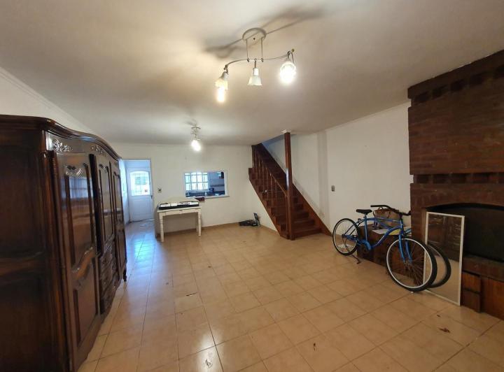 Casa · 240m² · 4 Ambientes · 1 Cochera
