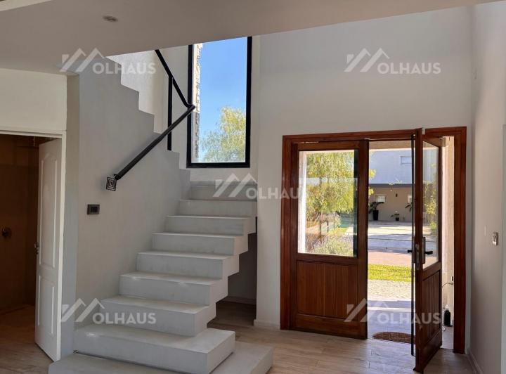 Casa · 220m² · 5 Ambientes · 2 Cocheras