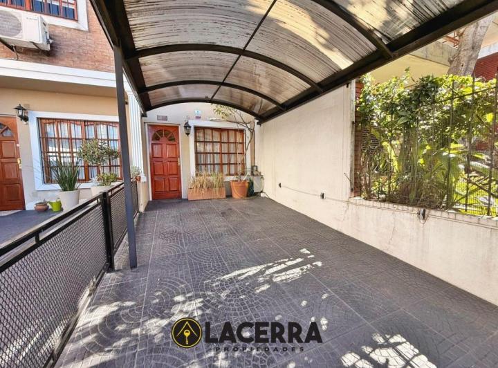 Casa · 77m² · 4 Ambientes · 1 Cochera