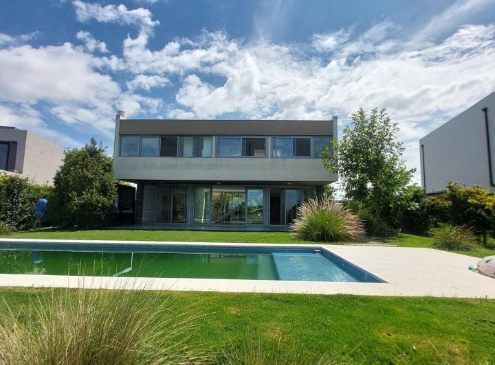 Casa · 300m² · 6 Ambientes · 2 Cocheras
