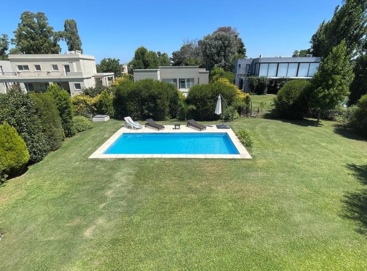 Casa · 240m² · 5 Ambientes · 2 Cocheras