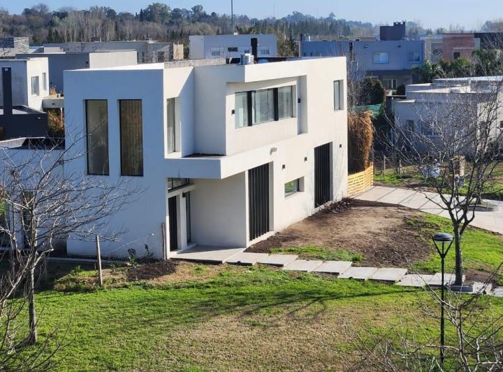 Casa · 200m² · 4 Ambientes · 1 Cochera