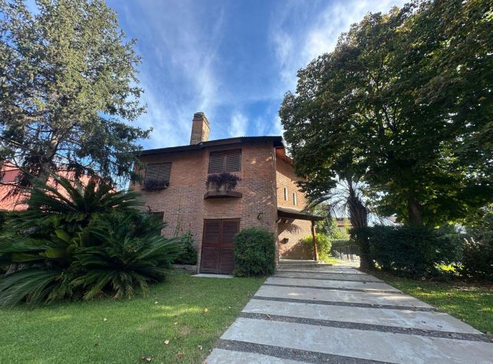 Casa · 136m² · 5 Ambientes · 2 Cocheras