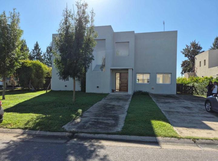 Casa · 157m² · 4 Ambientes · 1 Cochera