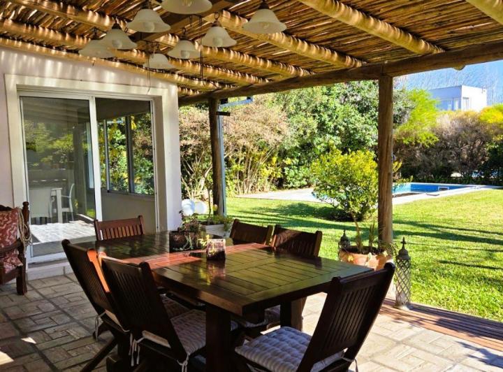 Casa · 205m² · 3 Dormitorios · 2 Cocheras