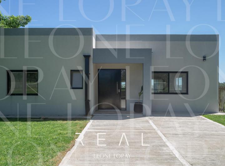 Casa · 130m² · 4 Ambientes · 3 Cocheras