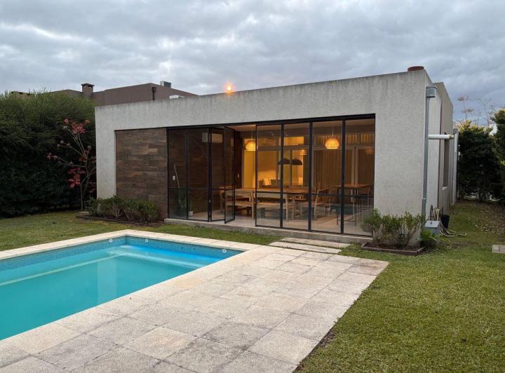 Casa · 160m² · 5 Ambientes · 2 Cocheras
