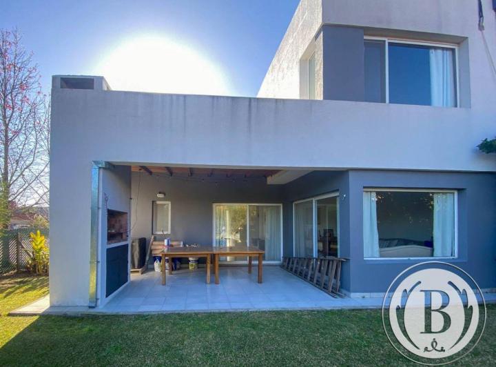 Casa · 86m² · 3 Ambientes · 1 Cochera