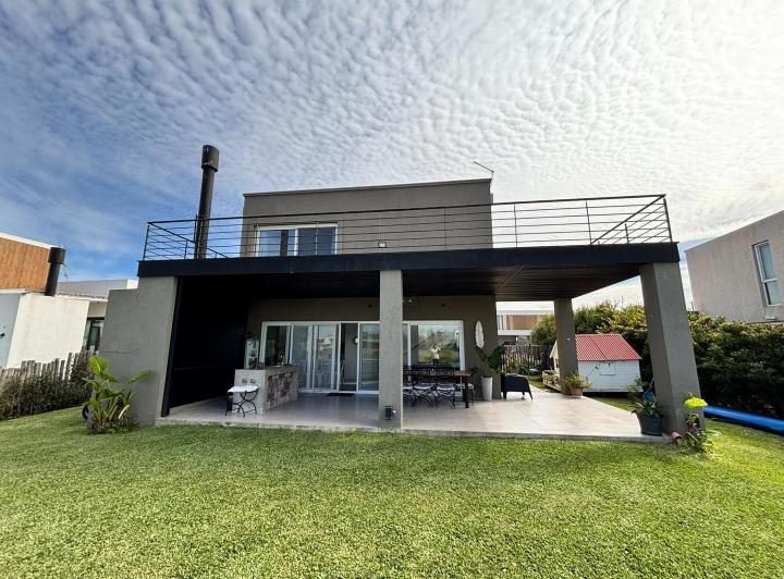 Casa · 160m² · 4 Ambientes · 4 Cocheras