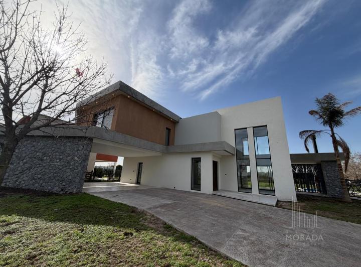 Casa · 334m² · 5 Ambientes · 3 Cocheras