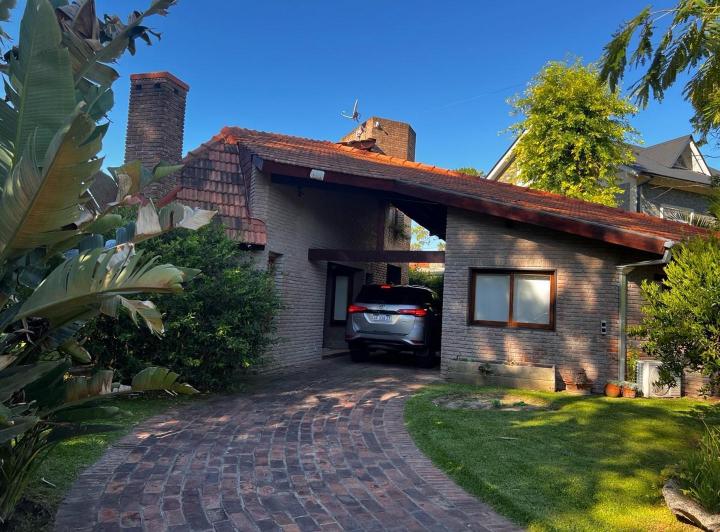 Casa · 160m² · 4 Ambientes · 2 Cocheras