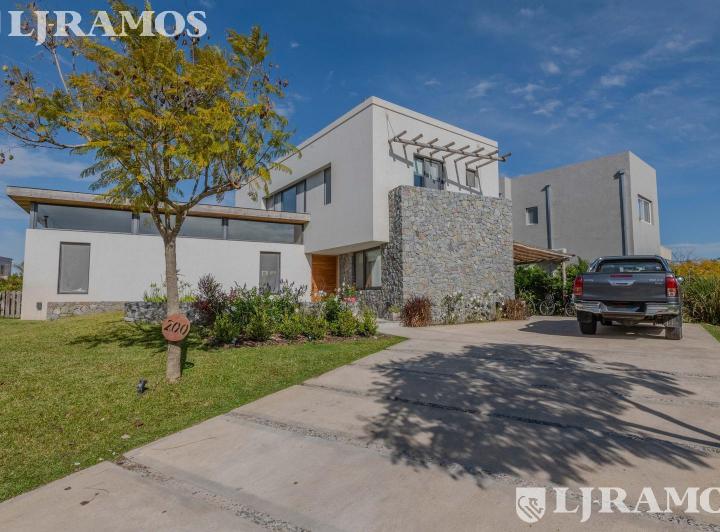 Casa · 220m² · 5 Ambientes · 2 Cocheras