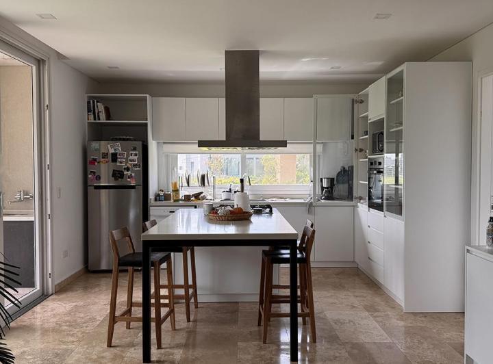 Casa · 200m² · 5 Ambientes · 2 Cocheras