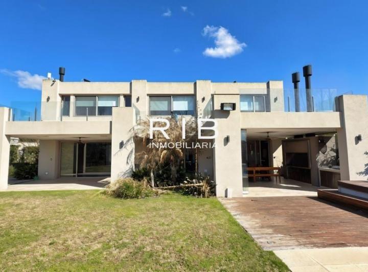 Casa · 437m² · 4 Ambientes · 2 Cocheras