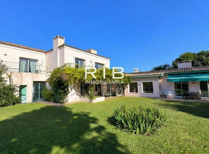 Casa · 280m² · 4 Ambientes · 2 Cocheras