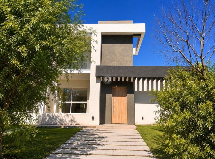 Casa · 147m² · 4 Ambientes · 2 Cocheras