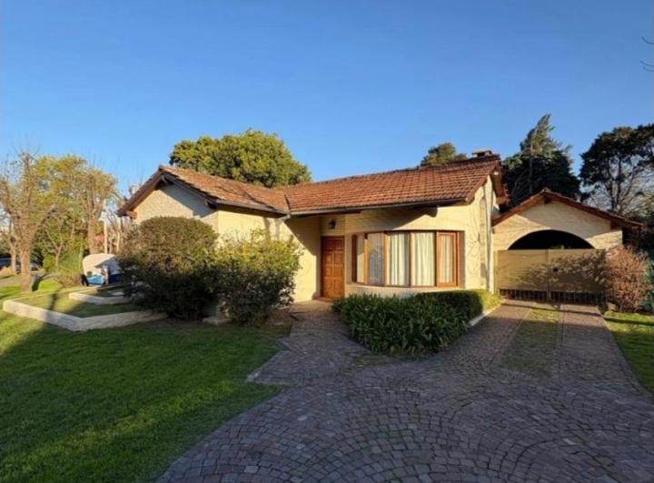 Casa · 250m² · 5 Ambientes · 1 Cochera
